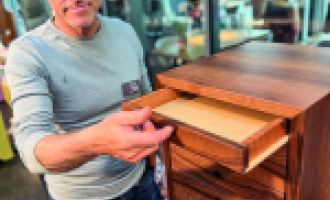 Designer und Schreinerinnen zeigen ihre durchdachten Möbelideen