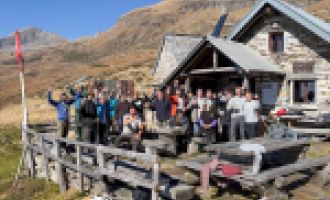 Schreinerinnen und Schreiner bauen Berghütte im Verzascatal um 