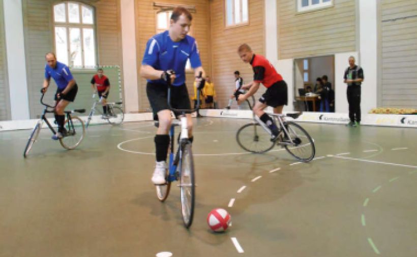 Mit Ball, Rad und Schreinerarmen