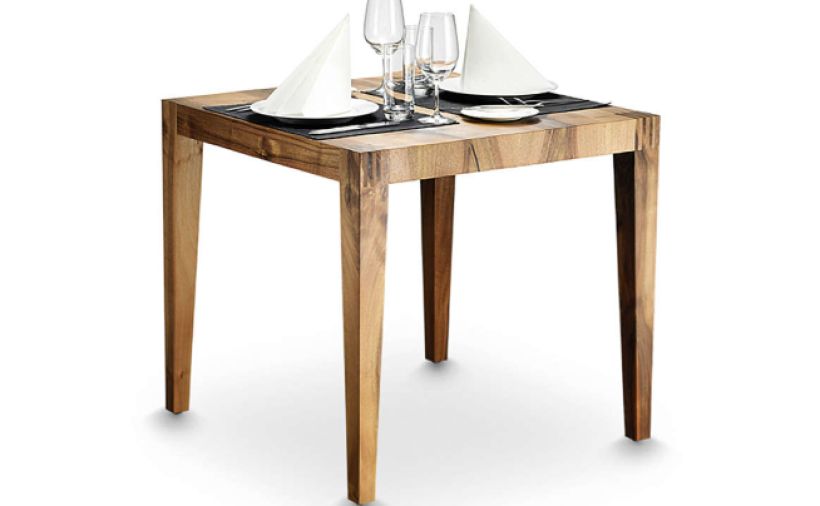 Der Holztisch, der Speisen warm hält