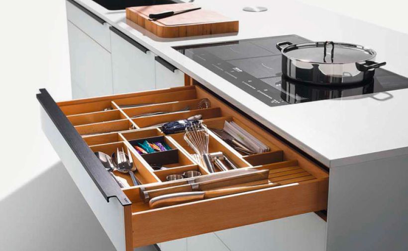 Feiner Metallgriff zu Massivholz