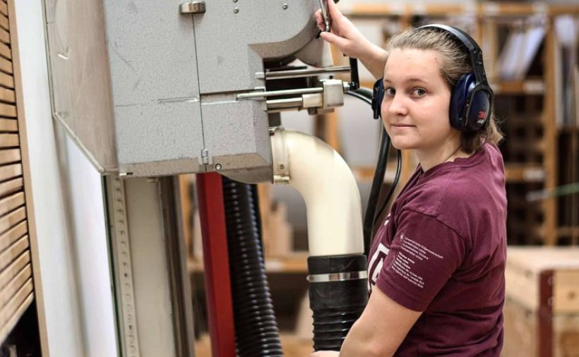 Erste Schreinerlernende bei der Armee