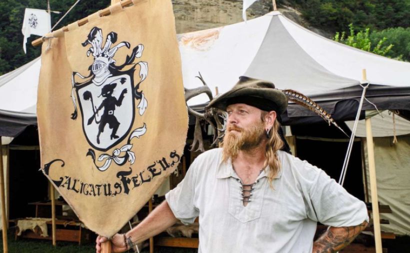 Schreiner mit Schwert und Säbel