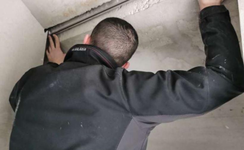 Damit die Schiebetür in der Bahn bleibt