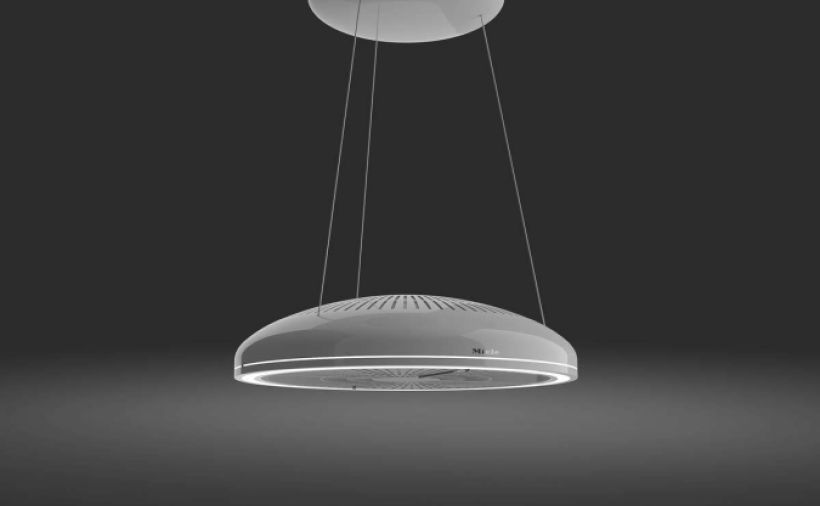 Schwebend über dem Kochfeld