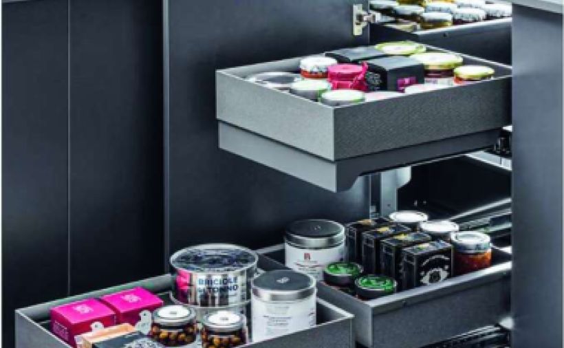 Ein gut gefüllter Eckschrank