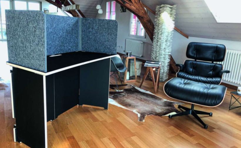 Mobiler Bürotisch wird nur zusammengesteckt