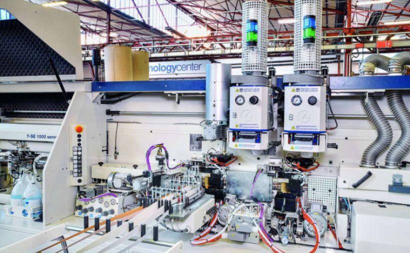 Mit zwei Leimbehältern ausgerüstet