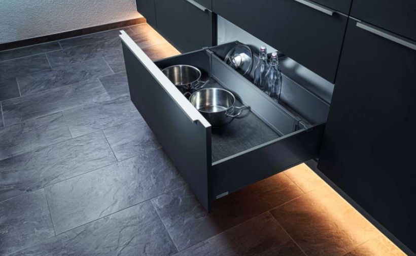 Praktischer Halter für Relings