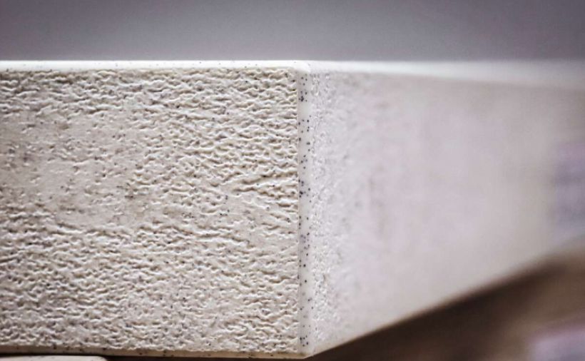 Kante mit pigmentiertem Fräsradius