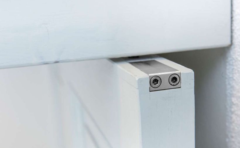 Fast unsichtbares Türband