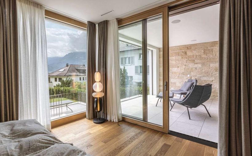 Elegant, mit schwarzer Schwelle