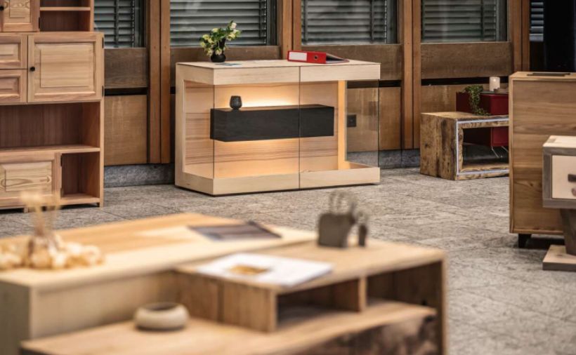 Kreative Möbel von Bündner Lernenden