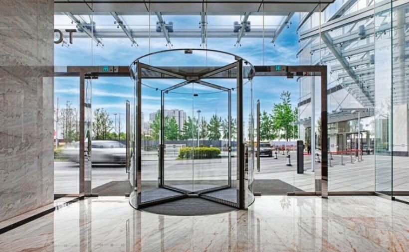 Eingangskarussell aus Glas