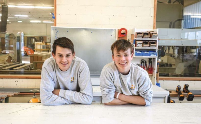 Zwei, die gerne mit Holz schaffen