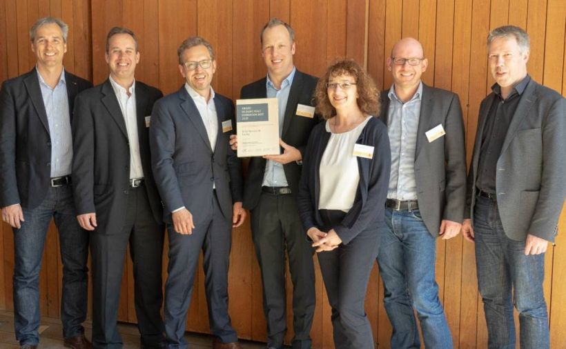 Ladenbauer gewinnt Bildungs-Award