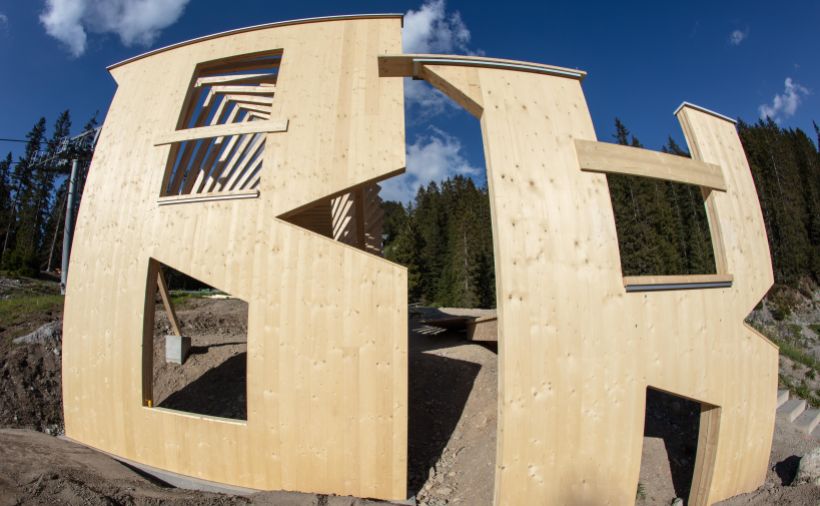 Durch die Holzspirale zum Absprung