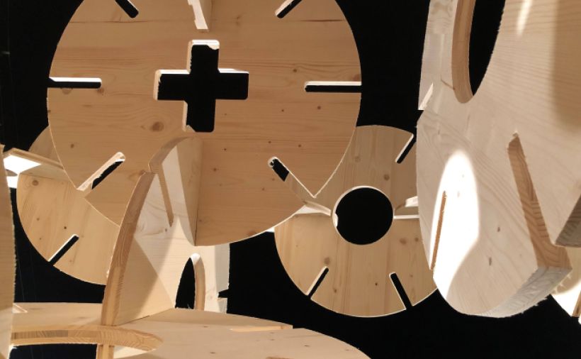 Hölzerne Schneeflocken im Innenhof