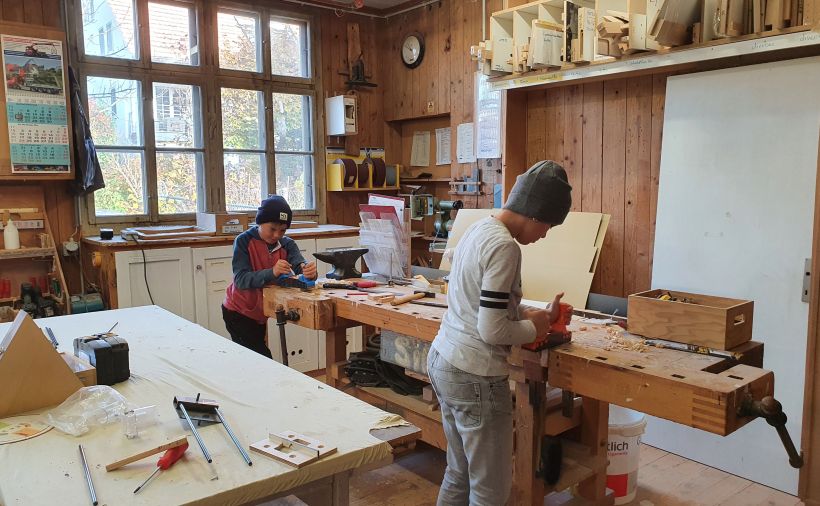 Grossandrang der Jungmannschaft in den Schreinereien