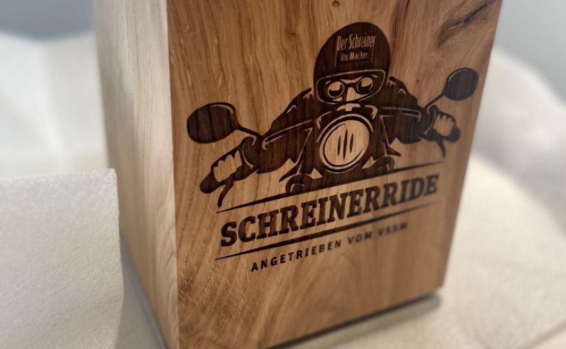 Alles ist bereit für den Schreinerride - der Pokal ist da