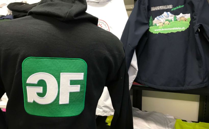 Firmenbekleidung mit individuellem Logodesign